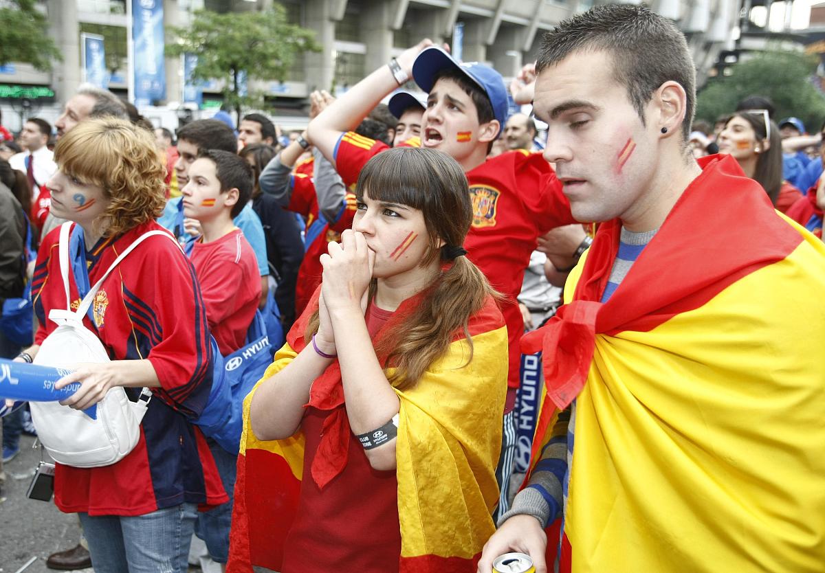 包含西班牙嘉年华：马德里德比球迷热情高涨的词条