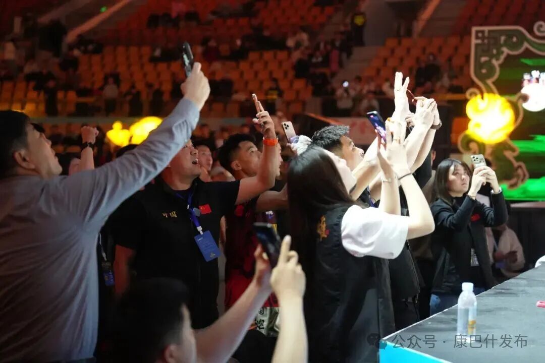 包含精湛技术展示：全场观众掌声不断！的词条