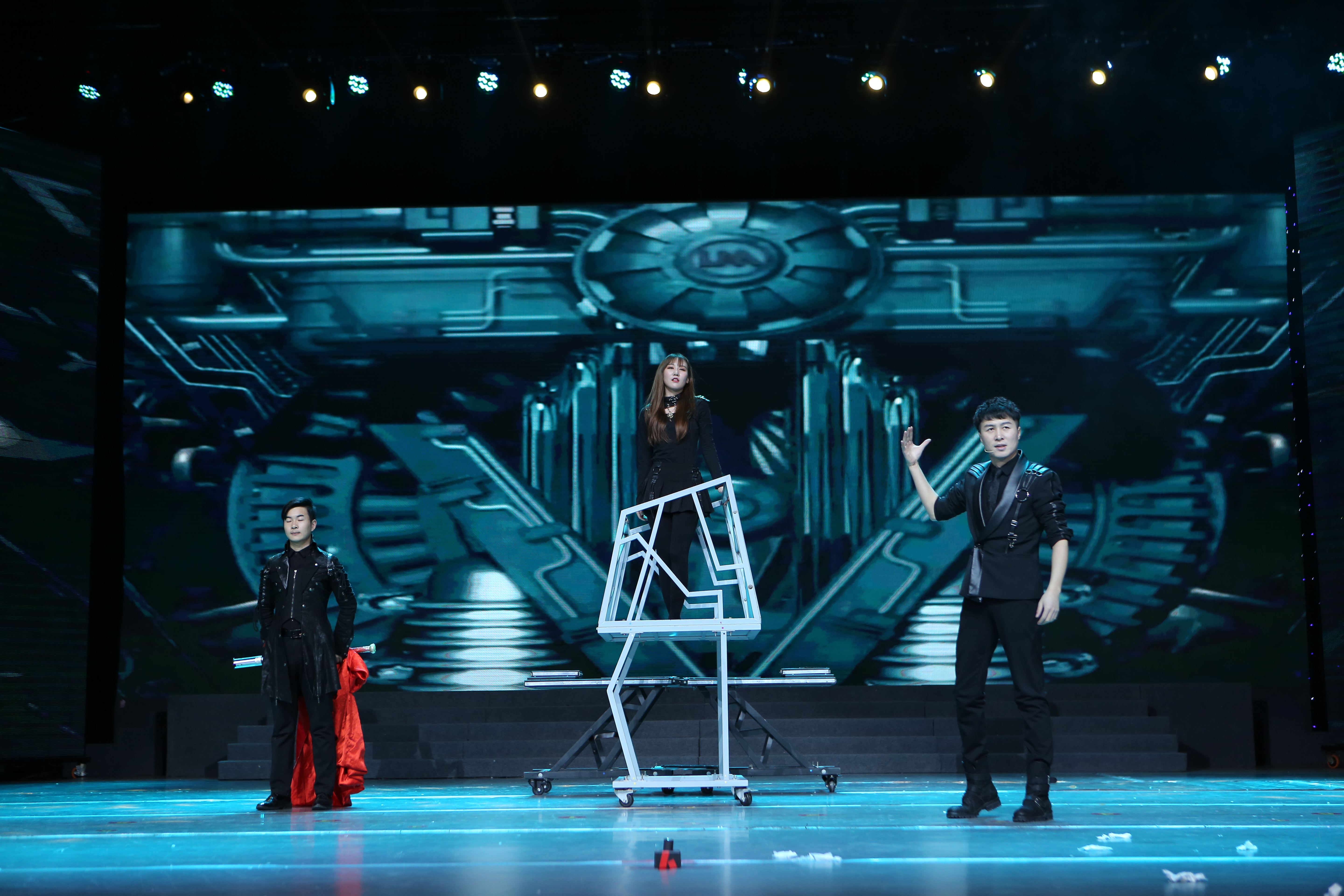 包含精湛技术展示：全场观众掌声不断！的词条